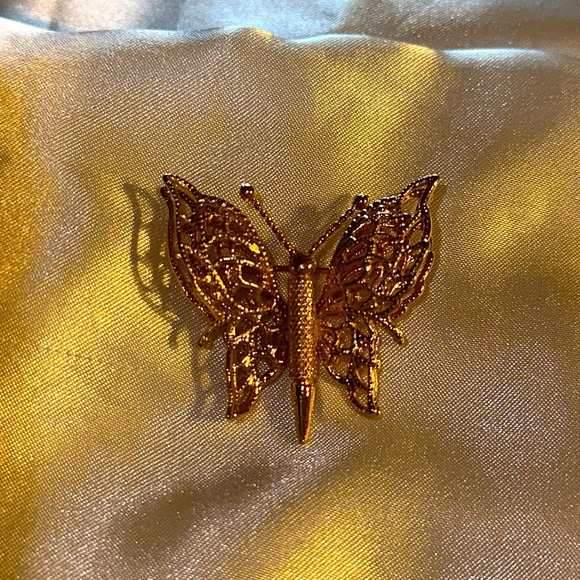 Vintage detailed double winged (3D) Golden Butterfly Brooch - Picture 1 of 6